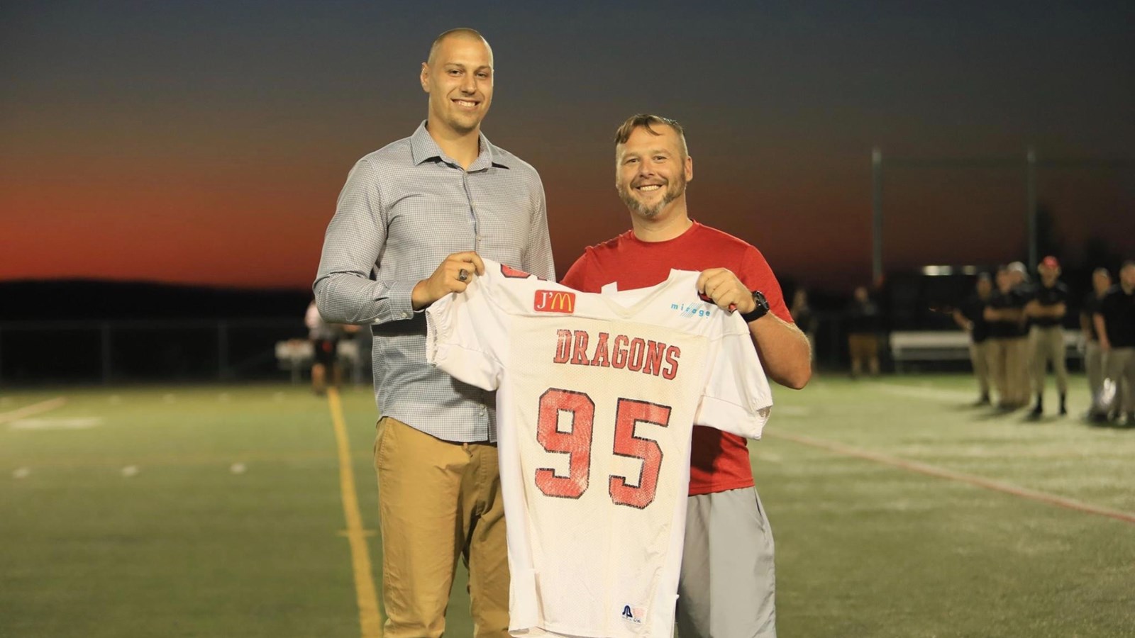 Alexandre Gagnon, le capitaine honoraire 2018, en compagnie de Yannick Lacroix, son entraîneur-chef à l'époque où il jouait avec les Dragons.
