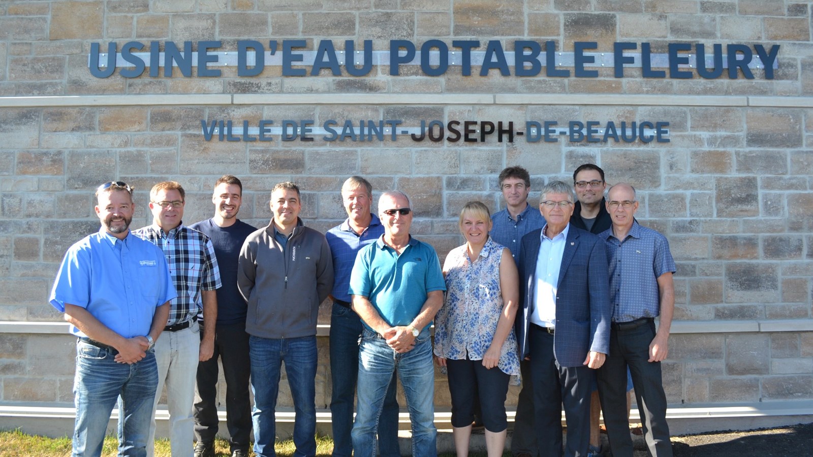 De gauche à droite : M. François Potvin (Équipements Lapierre), M. Gaétan Labbé (WSP), M. Jérôme Braghieri (opérateur des eaux pour la Ville), M. Samuel Doyon (contremaître du service des travaux publics), M. Roger Bernard (chargé de projet), M. Michel Doyon (élu), Mme Hélène St-Hilaire (élue), M. Karl Leblanc (directeur du service des travaux publics), M. Pierre Gilbert (maire), M. Vincent Gilbert (élu) et M. Alain Landry (directeur général et trésorier de la Ville).
 