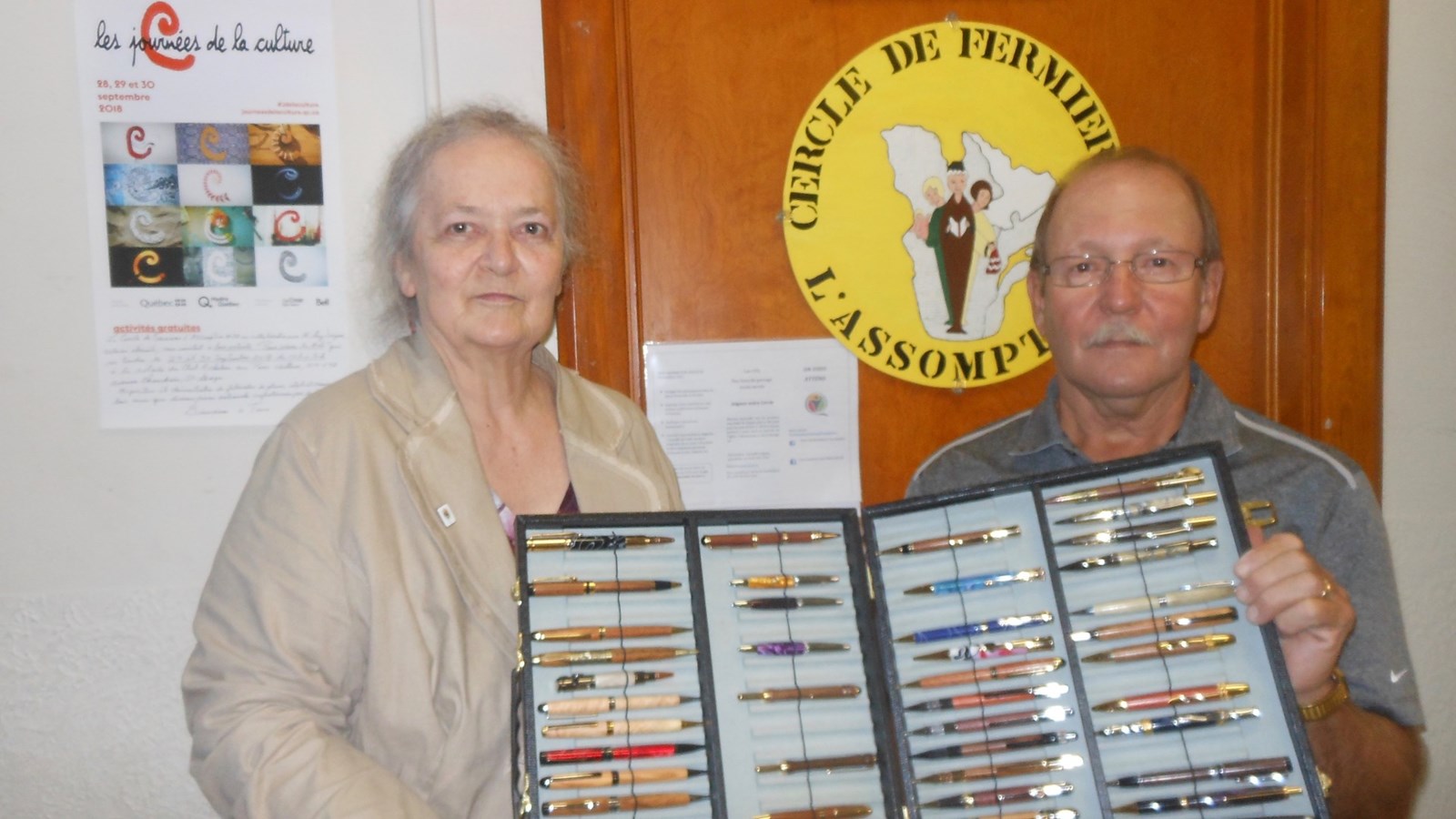 Carmelle Loignon, présidente du Cercle de Fermières L’Assomption #38 de St-Georges, avec M. Guy Jacques, artisan ébéniste, qui présente une partie de sa collection.