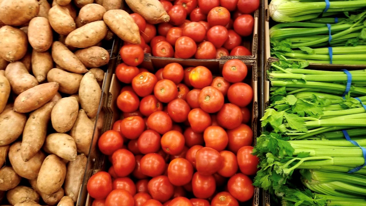 Un étalage de légumes.