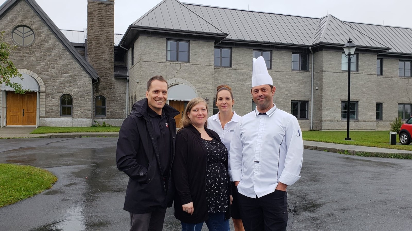 Sur la photo : M. Pierre-Luc Thomassin, président d’honneur, Mme Marie-Ève Bureau, présidente du club, Mme Anne Paquet, membre du comité organisateur, et M. Bruno Hippeau, enseignant en cuisine au CF des Bâtisseurs.