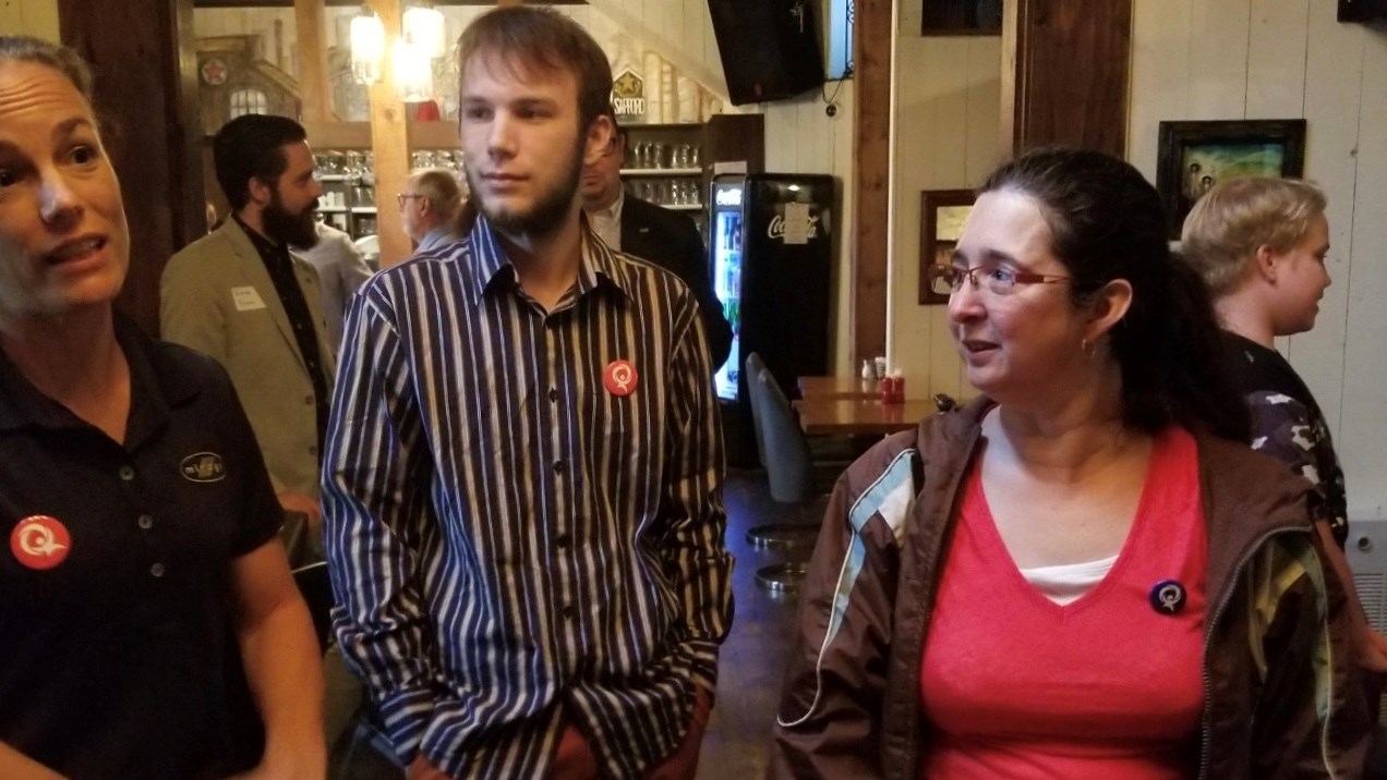La candidate de Québec solidaire dans Beauce-Sud, Diane Vincent, était présente au 4 à 7 avec son équipe.
