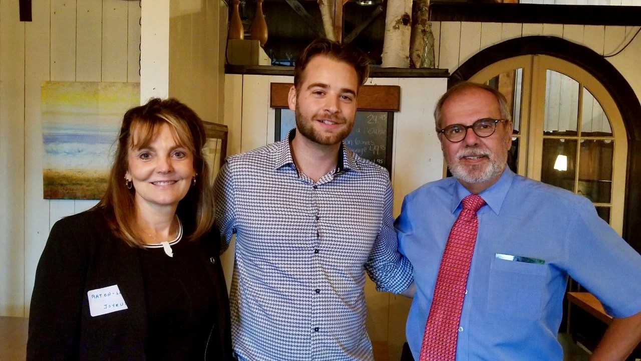 De gauche à droite : Pierrette Lessard de la Caisse Desjardins, le dg de l'Adoberge, Jonathan Dussault, et le maire de St-Georges, Claude Morin.