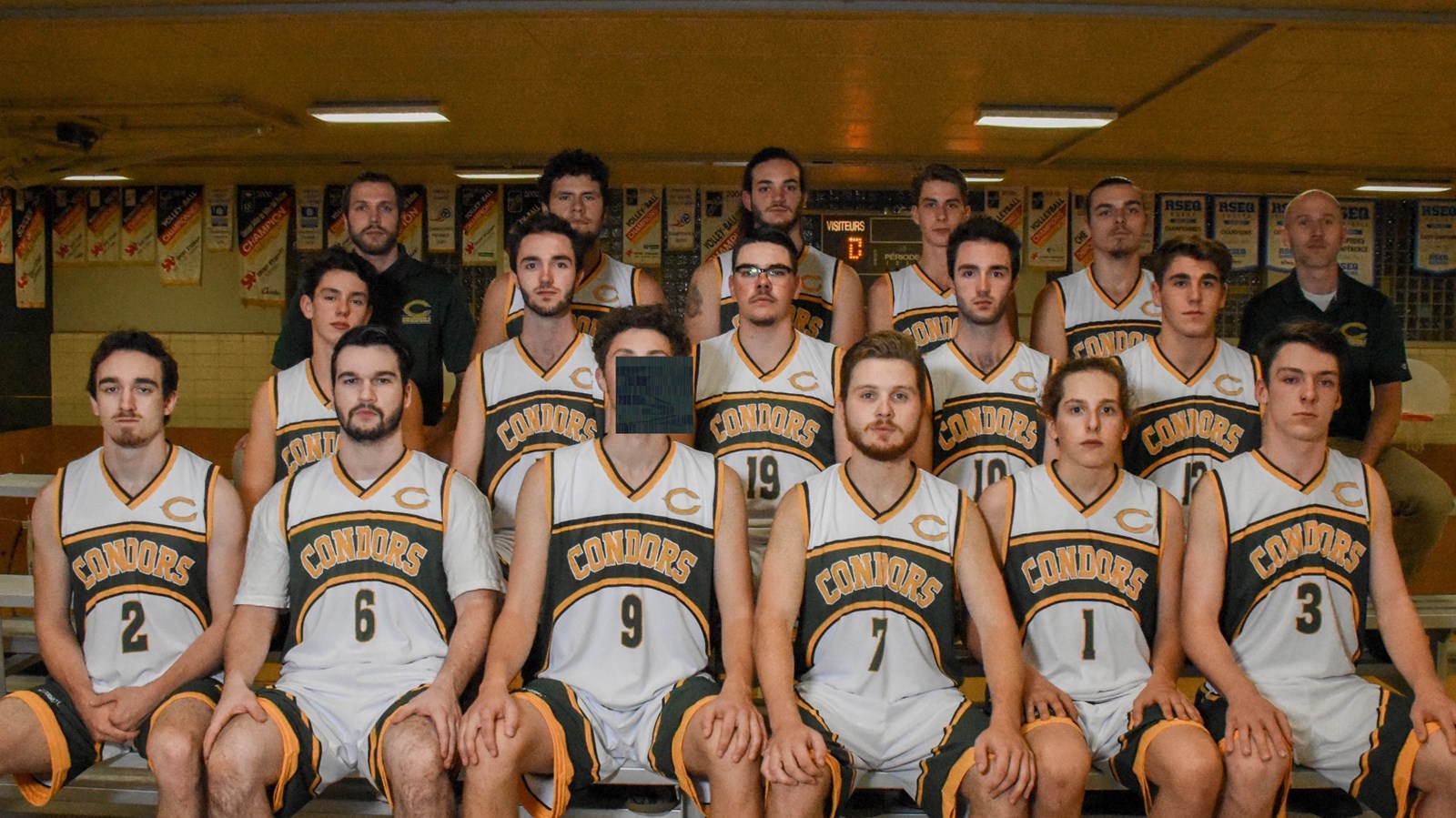 L'équipe de basketball masculin.