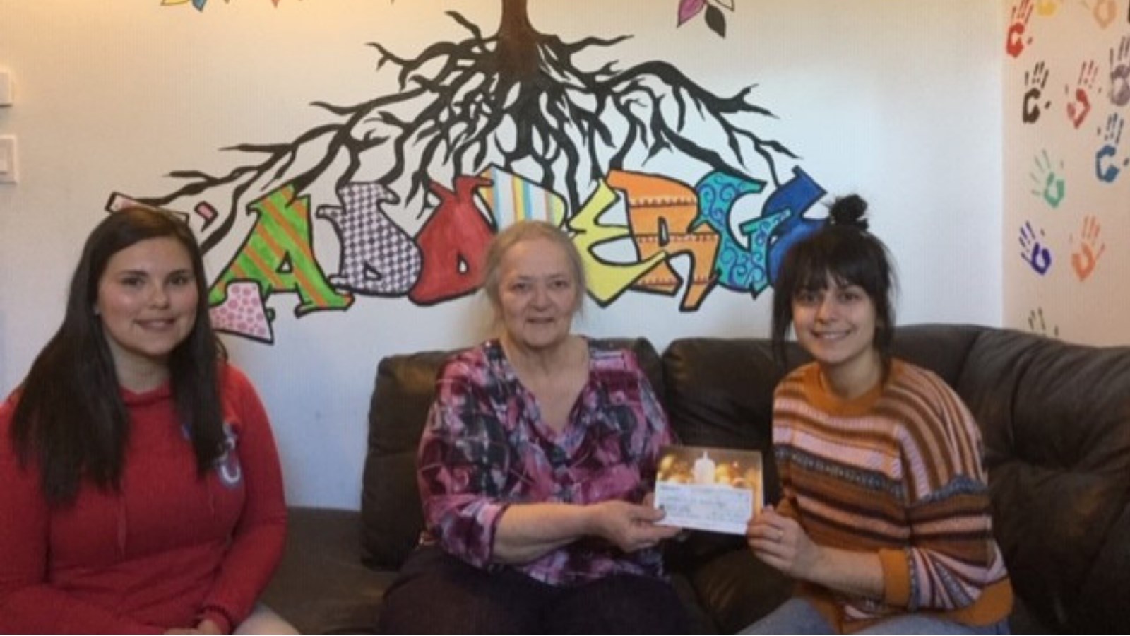 Au centre, madame Carmelle Loignon, remettant un chèque de 100 $ à madame Audrey Poulin-Arquin, en compagnie de madame Sabrina Veilleux.
