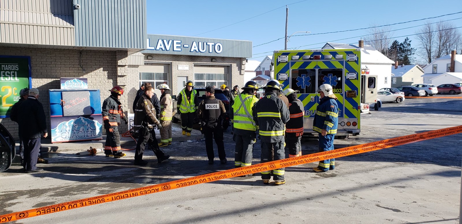 Un homme coincé sous un véhicule sur le Boulevard Dionne