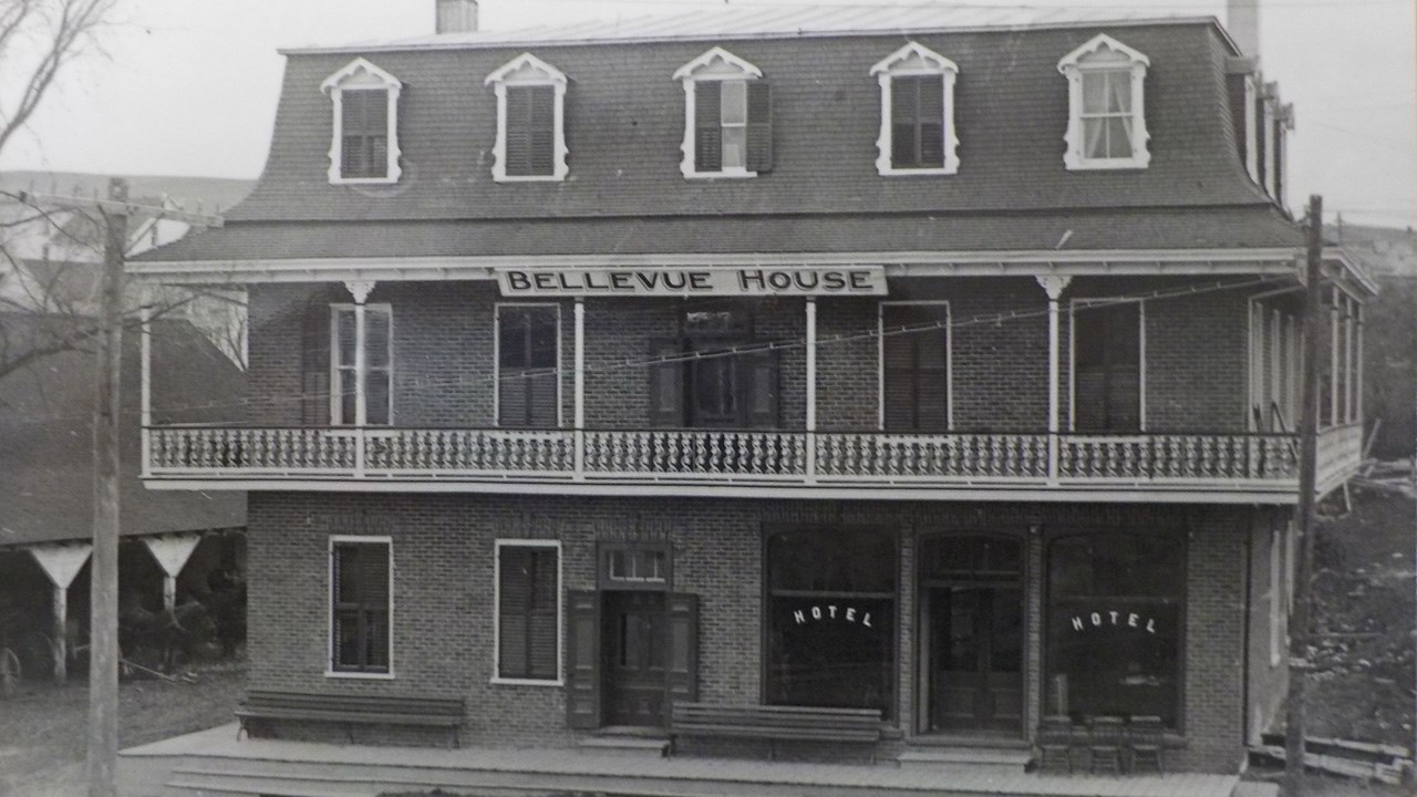 L'ANCIEN HÔTEL MAGUIRE AU CENTRE-VILLE