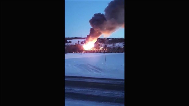 Les flammes étaient vives lors de l'incendie qui a eu lieu tôt en matinée lundi. 