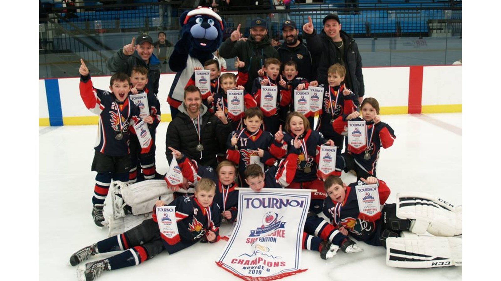 L'équipe championne célébrant leur victoire au tournoi