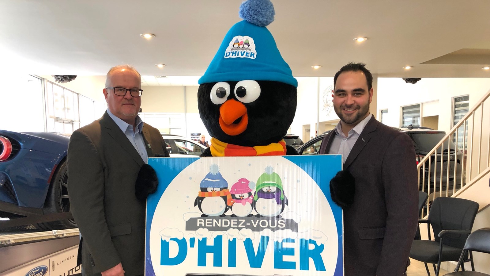Le maire François Veilleux et Étienne Routhier, directeur général de Beauce Auto Ford Lincoln, étaient accompagnés de la mascotte Nouky.