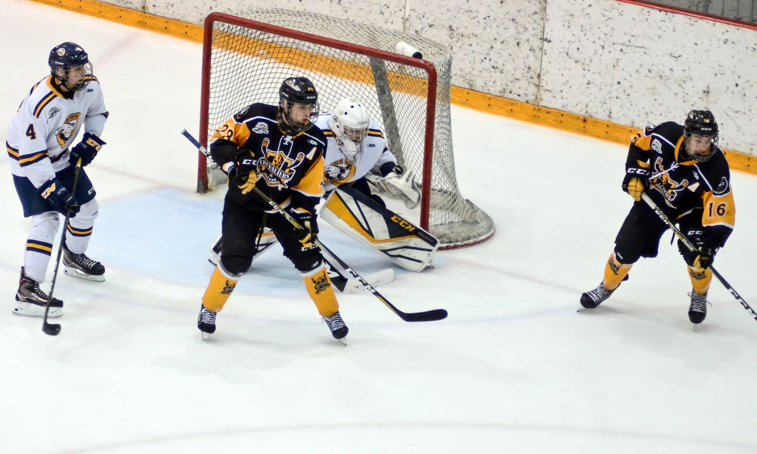 Olivier Coulombe #28 et William Veillette #16