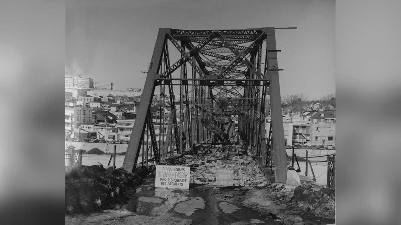 DÉMOLITION DE L'ANCIEN PONT DE FER EN 1971