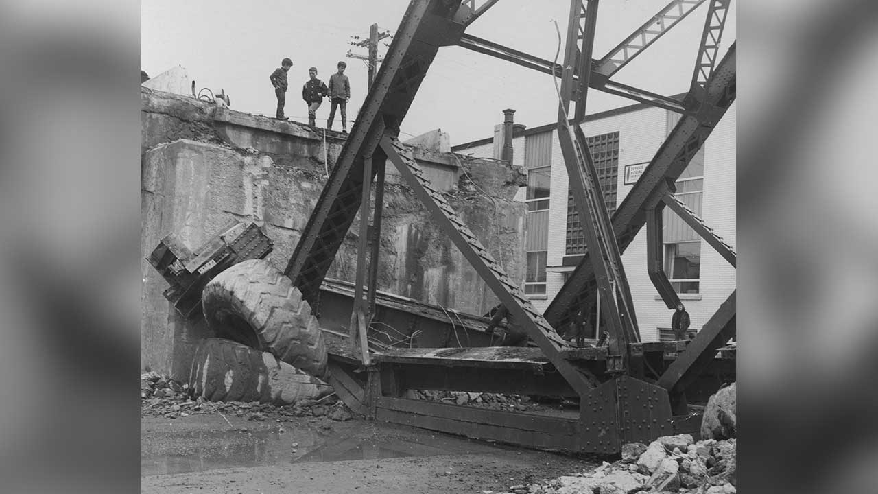 DÉMOLITION DE L'ANCIEN PONT DE FER EN 1971