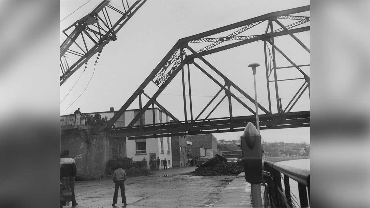 DÉMOLITION DE L'ANCIEN PONT DE FER EN 1971