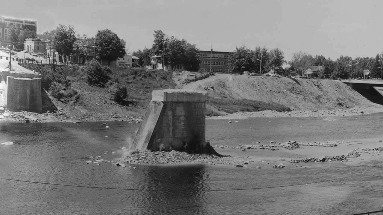 DÉMOLITION DE L'ANCIEN PONT DE FER EN 1971