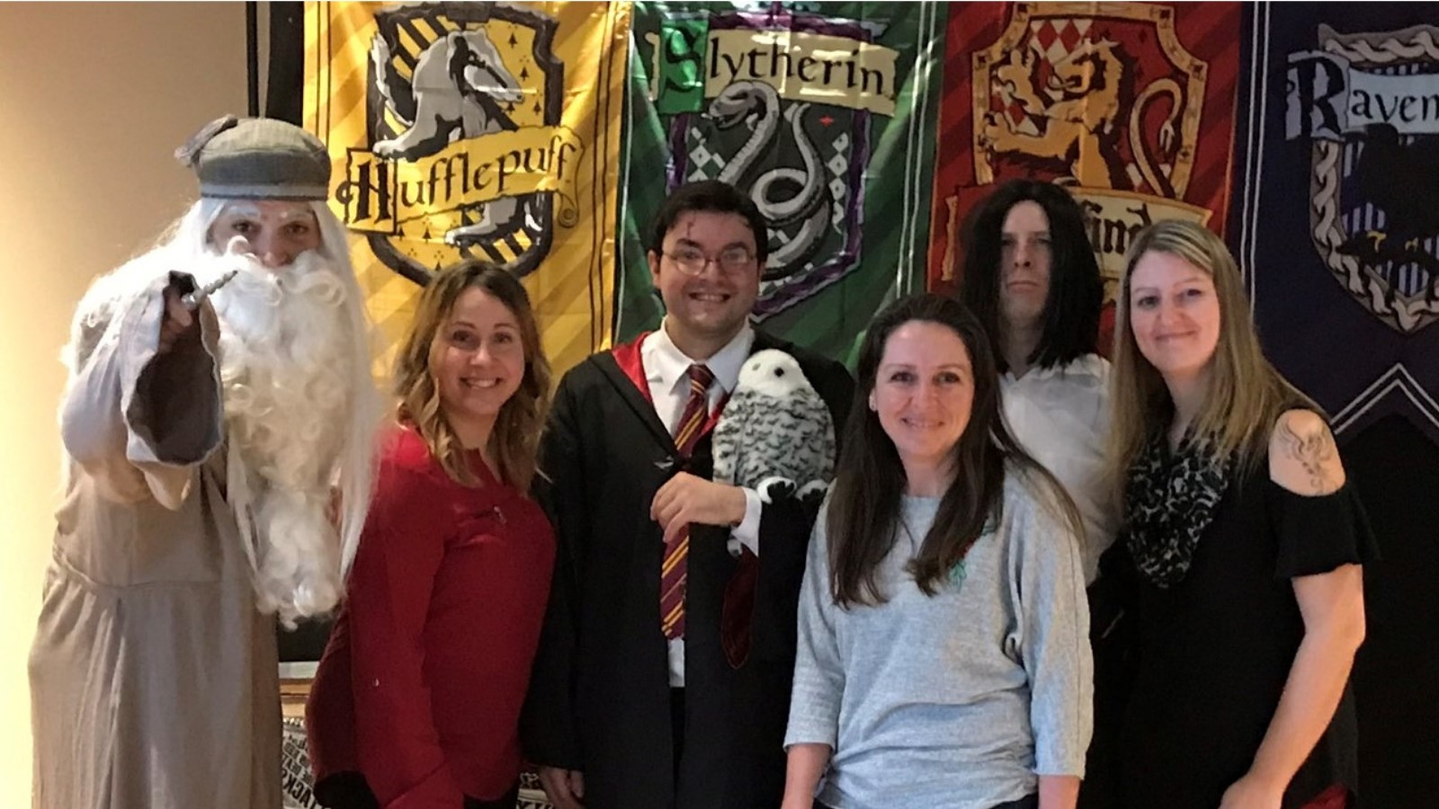 Les personnages de Harry Potter de l'entreprise MJ Anim'Action entourent les organisateurs de l'événement : Annie Poulin, Marie Tanguay et Bianca Lessard.