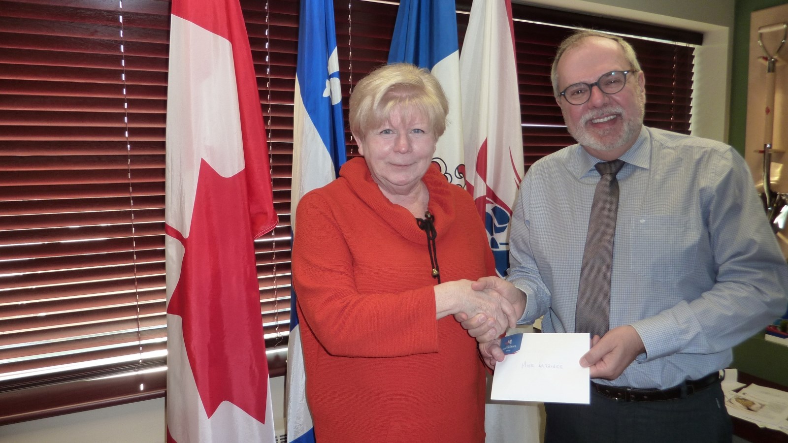 Accompagnée du maire Claude Morin, la gagnante de la 5e édition, madame Colombe Larrivée.