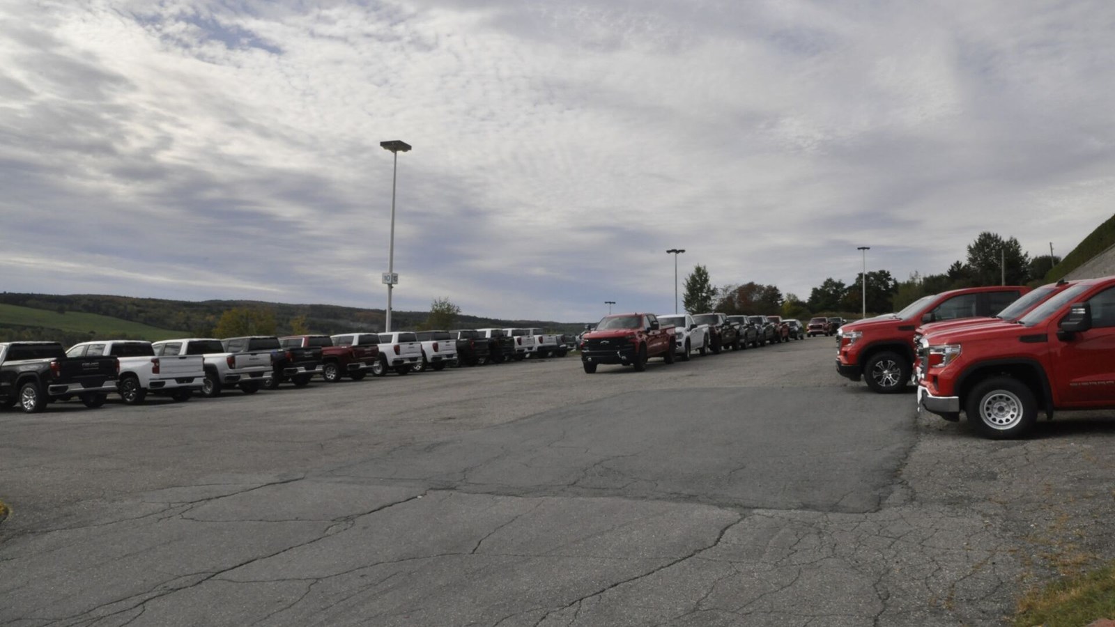 Une centaine de camions se trouvent dans le stationnement derrière le Carrefour.