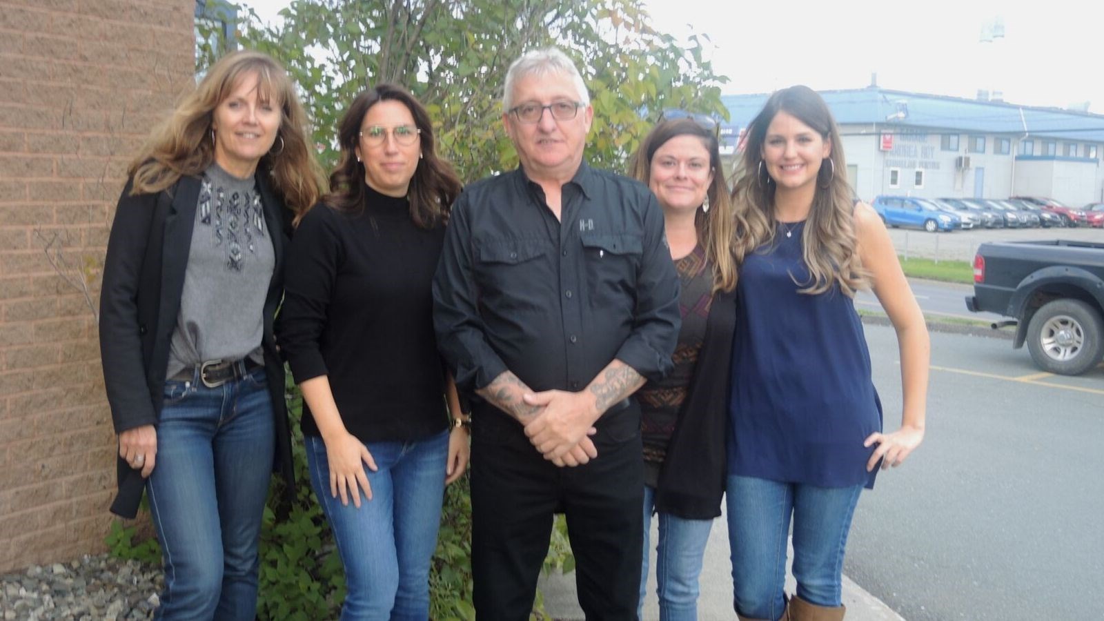 M. Mario Roy, organisateur de la soirée-bénéfice, entouré des intervenantes psychosociales et de la directrice générale du Sillon : Lucie Bégin, Catherine Cliche, Maude Bouchard et Valérie Poulin.