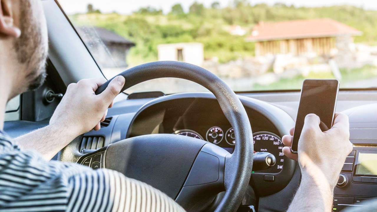 Est-il possible d’utiliser légalement son cellulaire au volant ?