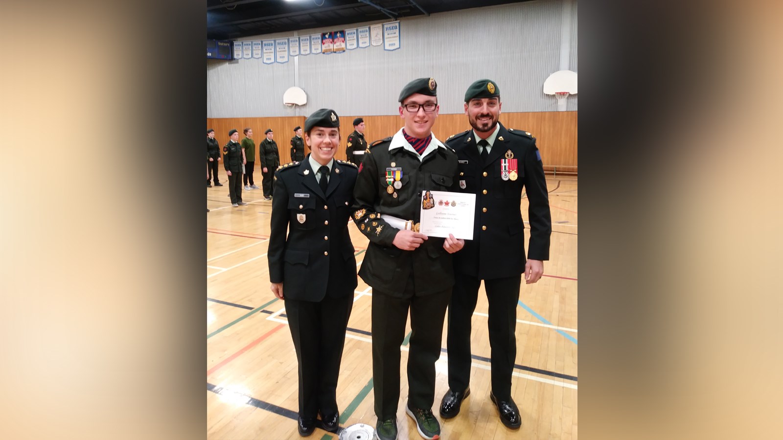 Sur la photo: Guillaume Fournier reçoit son grade des mains de notre invité d’honneur, le major Bujold. Le commandant du Corps de cadets, le capitaine Marie-Pier Baby est
à la gauche sur la photo.