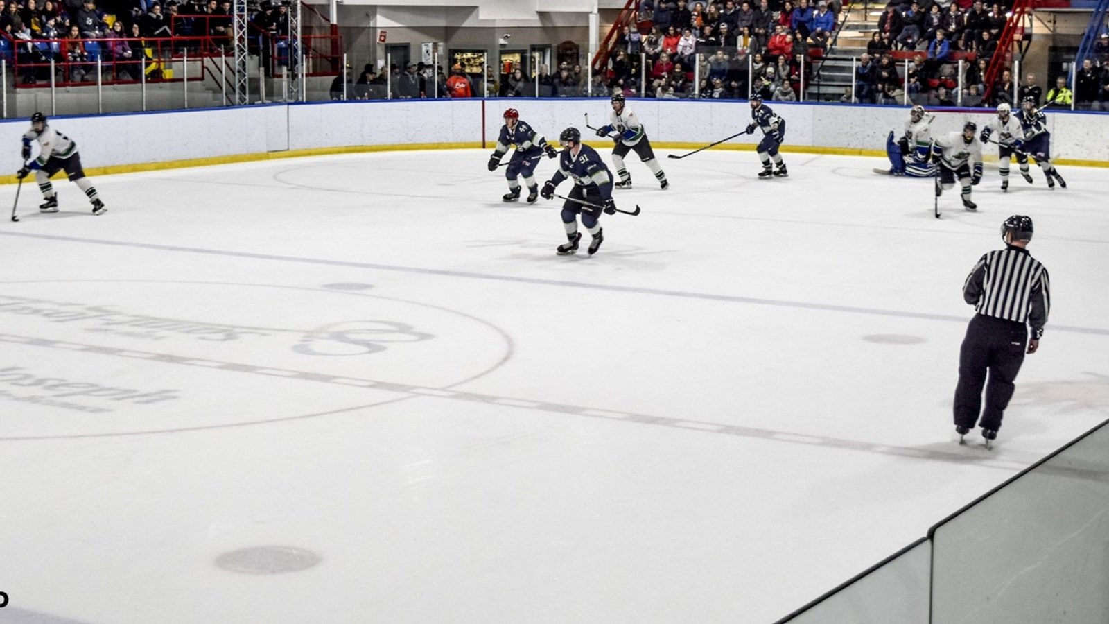 600 personnes ont assisté à la partie du club de hockey Familiprix de Saint-Joseph. 