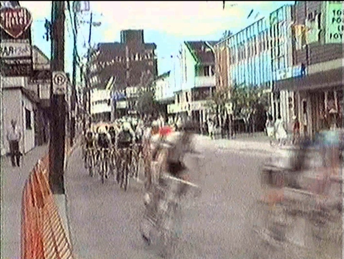 Normand DeLessard présente des cyclistes au centre-ville de St-Georges à la fin des années 80