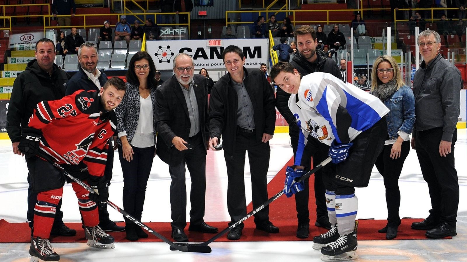 Mise au jeu protocolaire du match d'ouverture