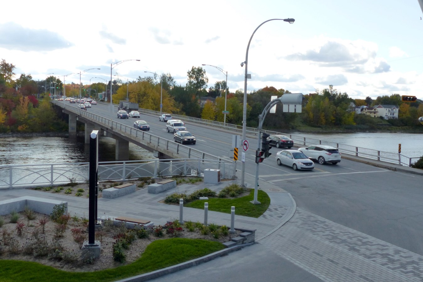 Le pont David-Roy est alourdi par la circulation qui arrive de la rive ouest.