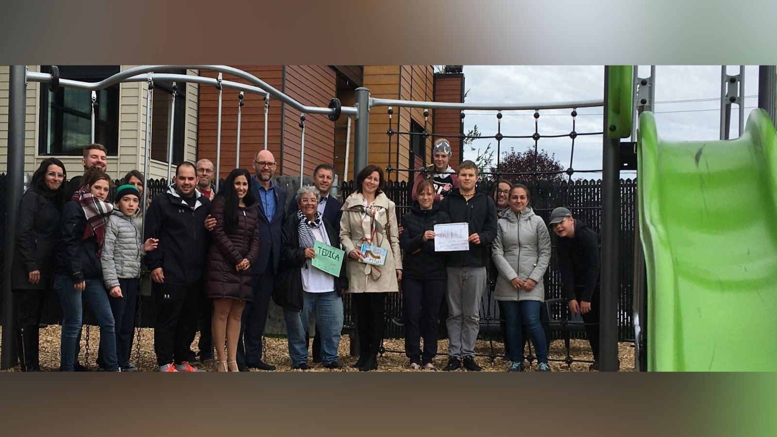 Mme Francine Welman, de la Fondation TEDICA, et Mme Sandra Lavictoire, de la Fondation Maurice Tanguay, entourées des jeunes hébergés et des membres du personnel de la résidence à assistance continue.