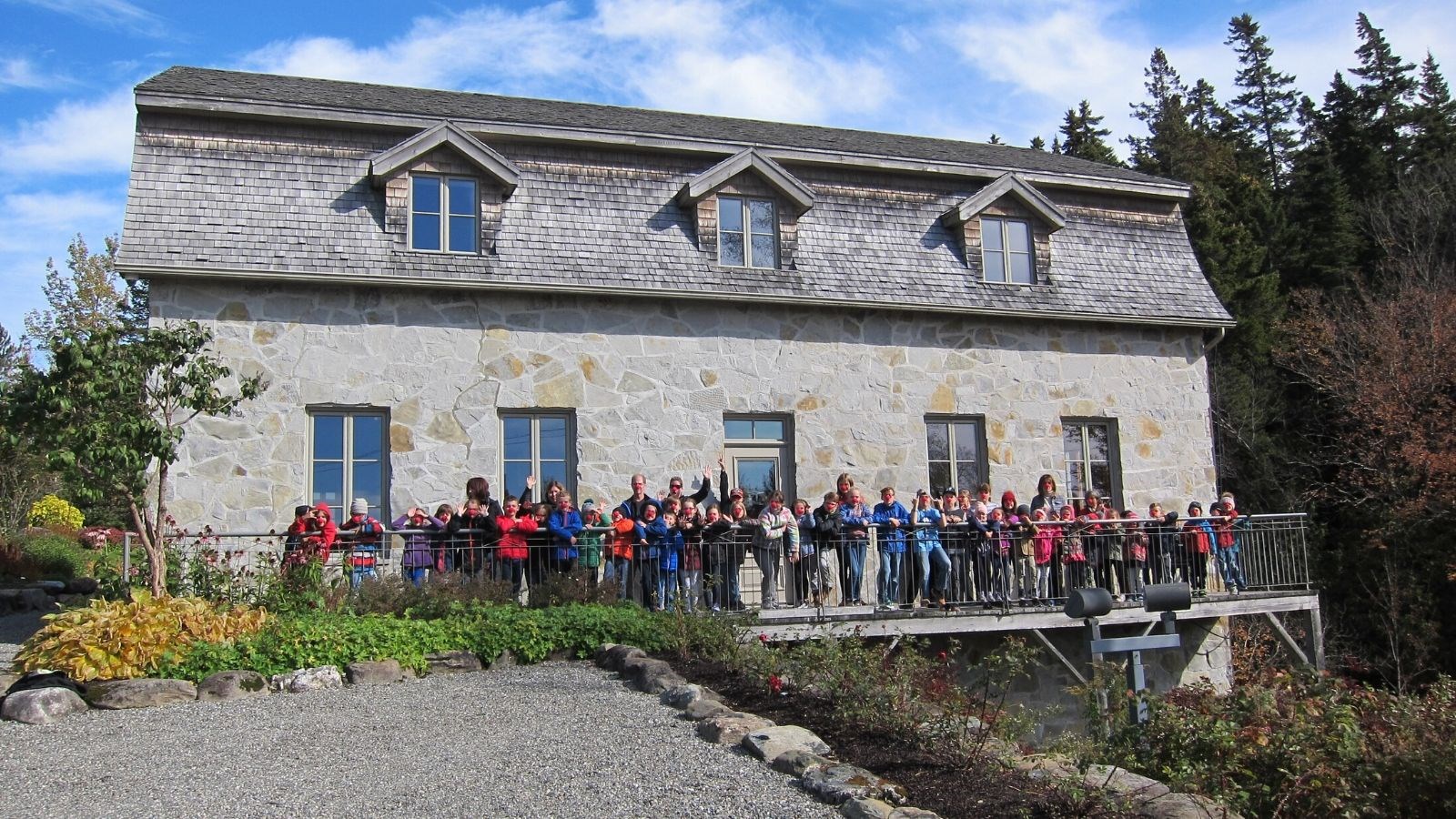 Les écoliers et les enseignants de l’école Jouvence de Sainte-Aurélie affublés d’un nez rouge, lors de leur passage au Moulin La Lorraine.