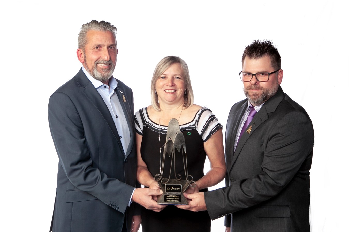 François Vachon, président et Gino Vachon, directeur général, ont accepté avec fierté le trophée du Sommet Entreprise de l'année qui revient à la Meunerie de Saint-Frédéric. Josée Turgeon, directrice générale de Desjardins Entreprises Chaudière-Nord a procédé à la remise de la distinction.