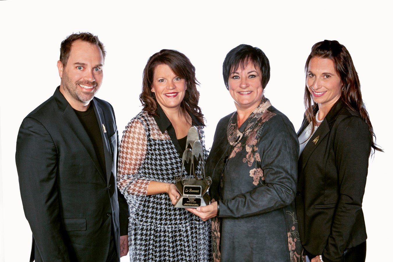 C'est l'entreprise Interbois de Saint-Odilon-de-Cranbourne qui a obtenu le Sommet Actif humain. La vice-présidente, Marie-Ève Drouin, et ses collègues, Martin Dallaire et Christine Taylor, ont accepté le prix décerné par Services Québec et représentée ici par France Vallières, de la direction régionale de Services Québec, Beauce et Lac-Etchemin.