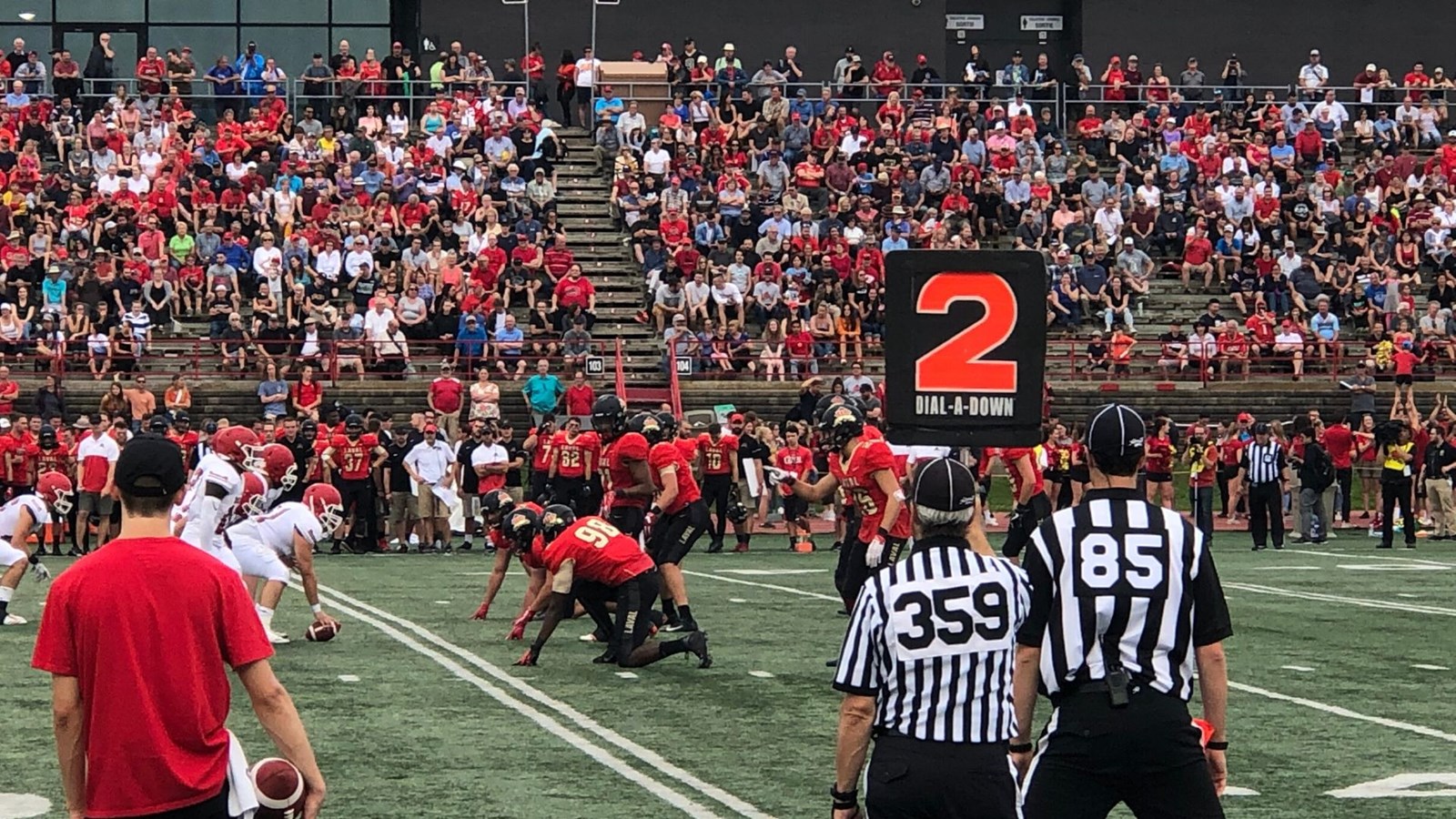Il a arbitré durant une partie entre le Rouge et Or et l'équipe de McGill devant 14 000 personnes.