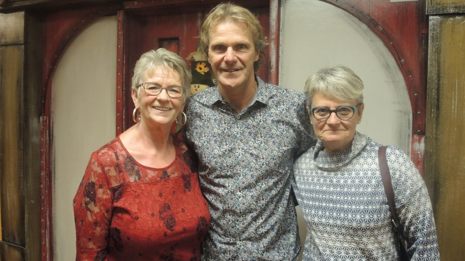 Pierre Lavoie, entouré de Lorraine Roy, formatrice, et de Lise Simard, présidente de Formation PRH.