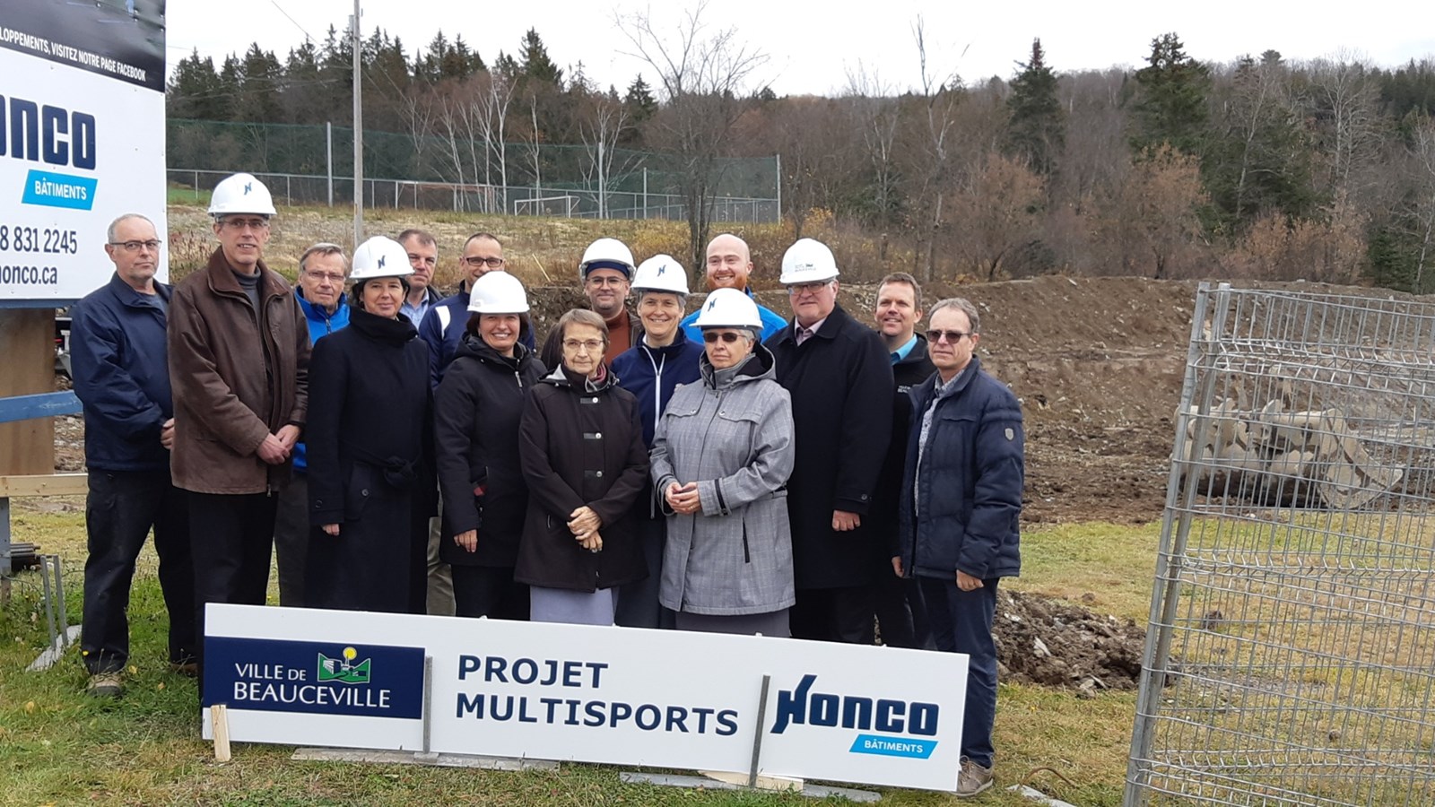 Projet Multisports de Beauceville : une première pelletée de terre