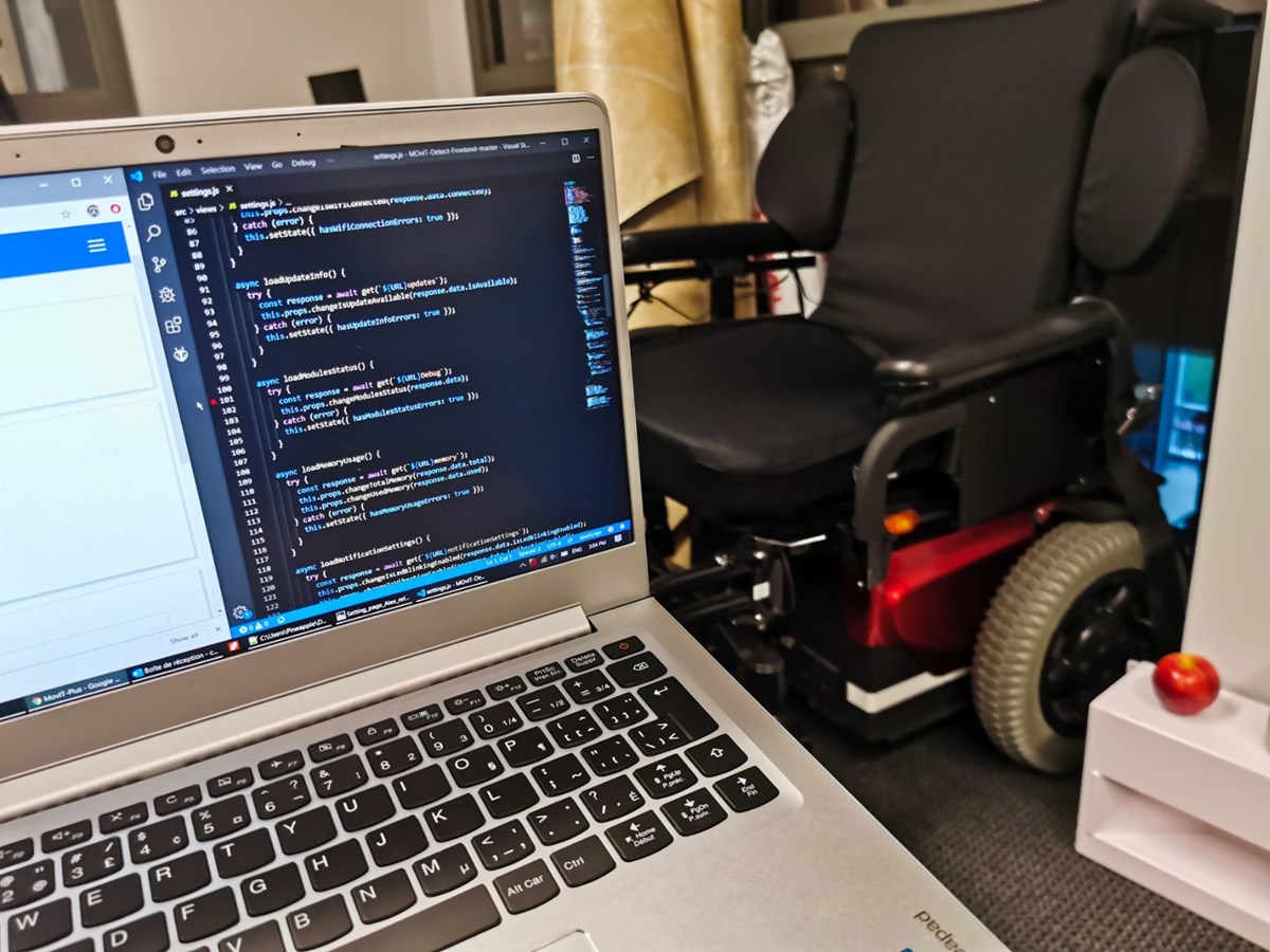 Un ancien étudiant du Cégep Beauce-Appalaches travaille sur le fauteuil roulant de l'avenir
