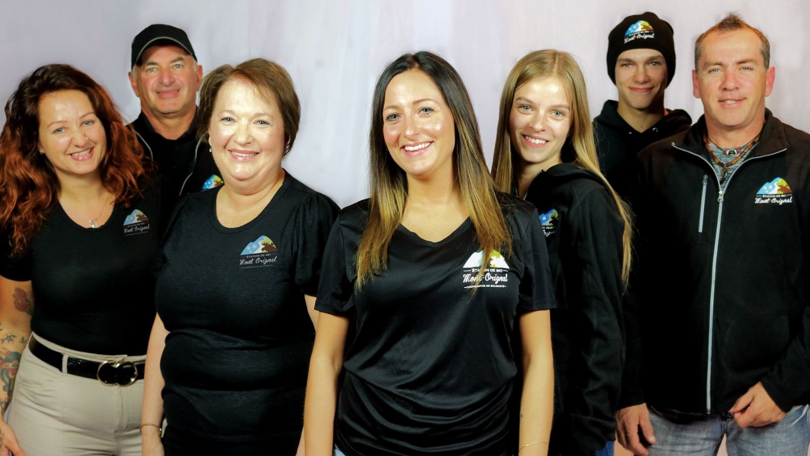 Employés de la station de ski. De droite à gauche : Kristel Audet (administration), André Boutin (atelier), Mireille Nadeau (service à la clientèle), Daphné Corriveau
(bar), Émilie Chabot (boutique), Alexandre Veilleux et Yannick Bédard (remontées mécaniques).