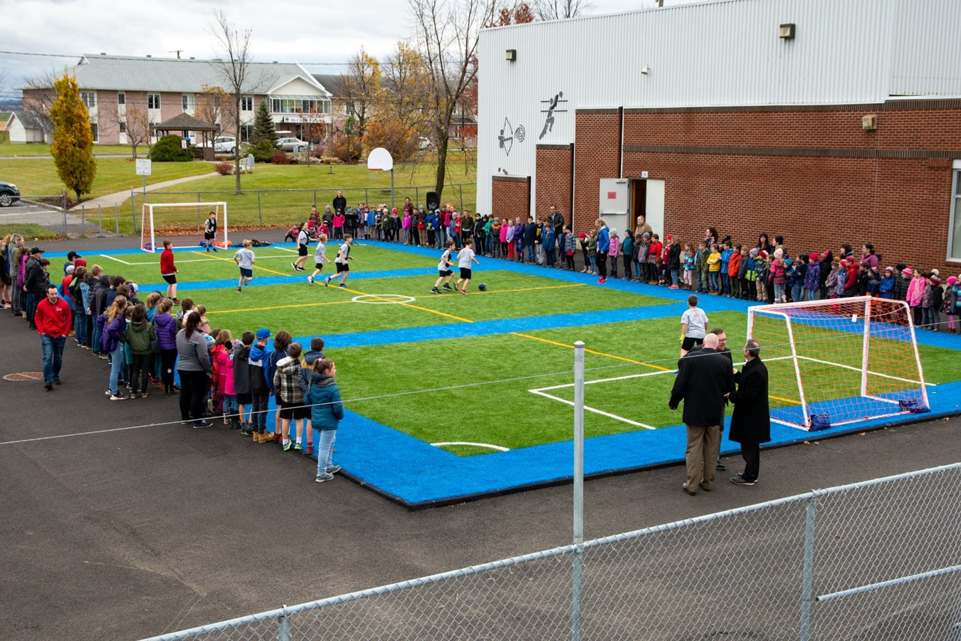 L'école L'Aquarelle inaugure son nouveau terrain de soccer à Saint-Bernard