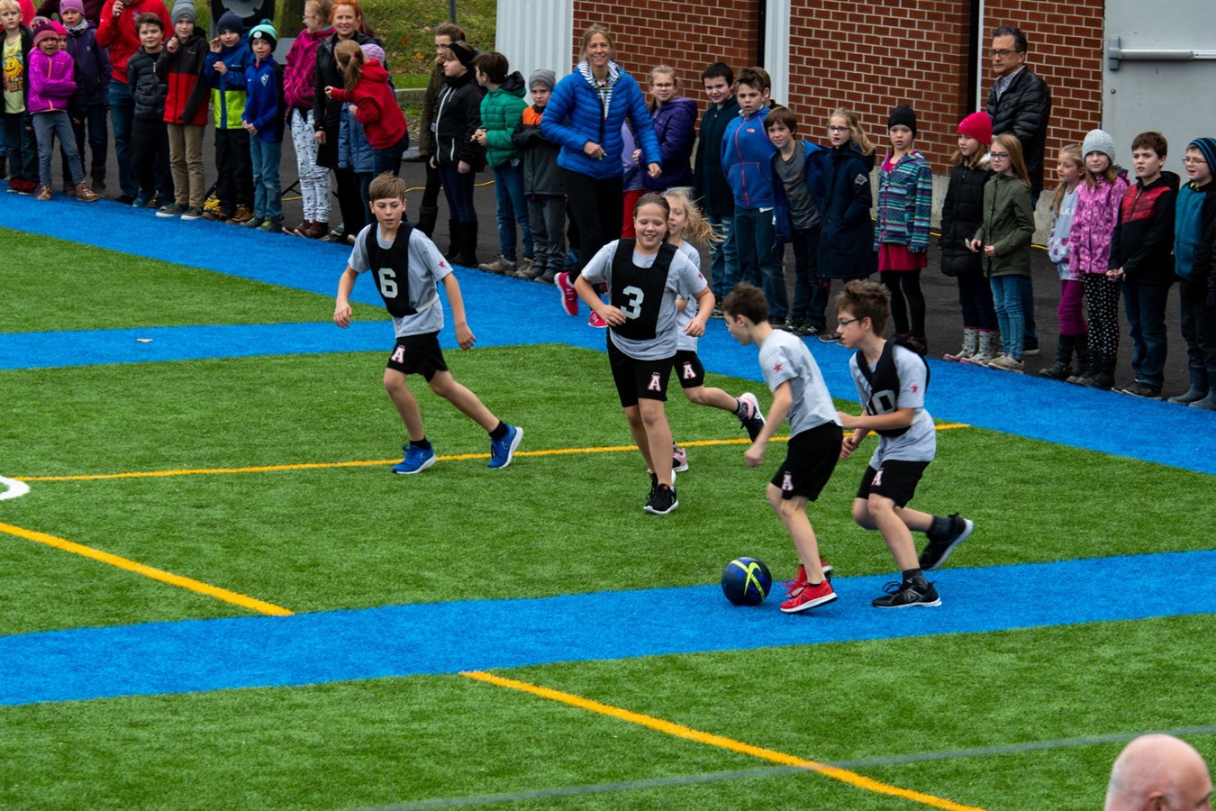 L'école L'Aquarelle inaugure son nouveau terrain de soccer à Saint-Bernard