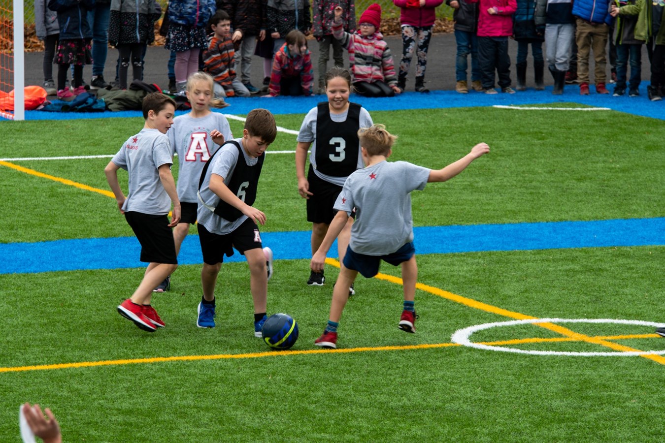 L'école L'Aquarelle inaugure son nouveau terrain de soccer à Saint-Bernard