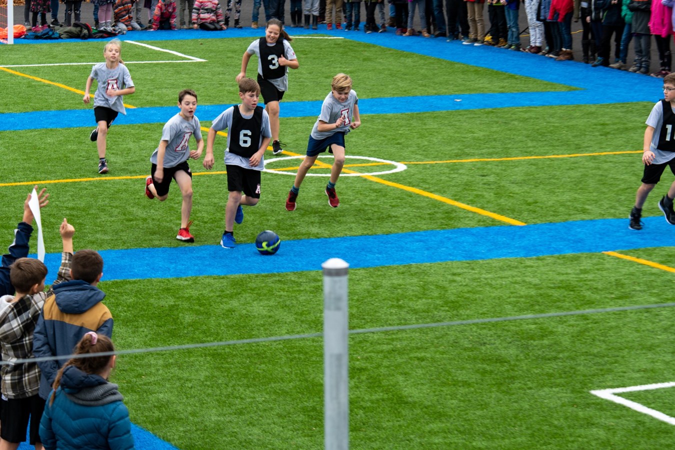 L'école L'Aquarelle inaugure son nouveau terrain de soccer à Saint-Bernard