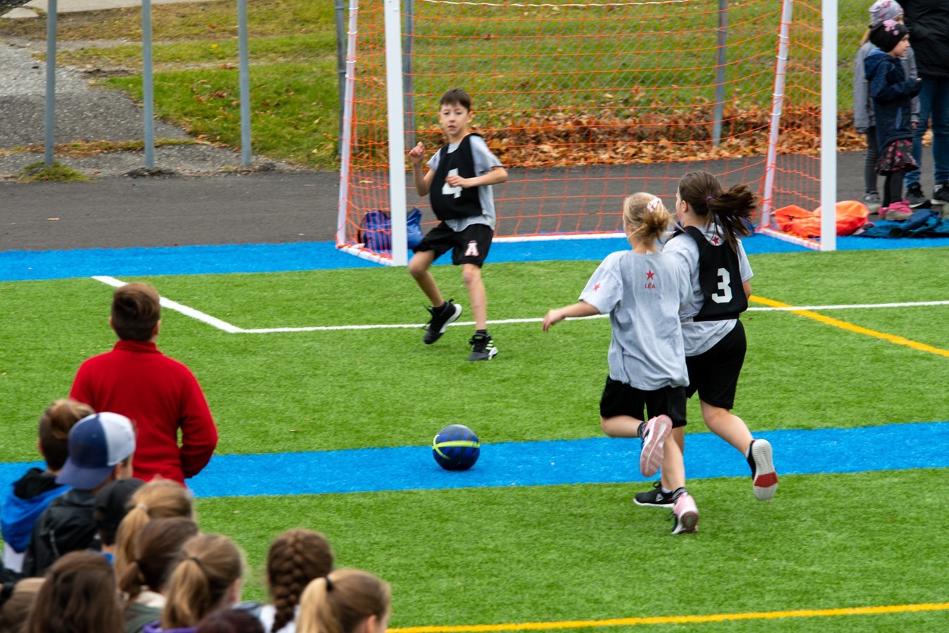 L'école L'Aquarelle inaugure son nouveau terrain de soccer à Saint-Bernard