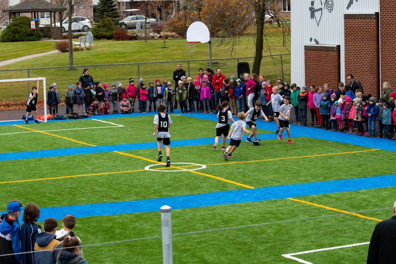L'école L'Aquarelle inaugure son nouveau terrain de soccer à Saint-Bernard