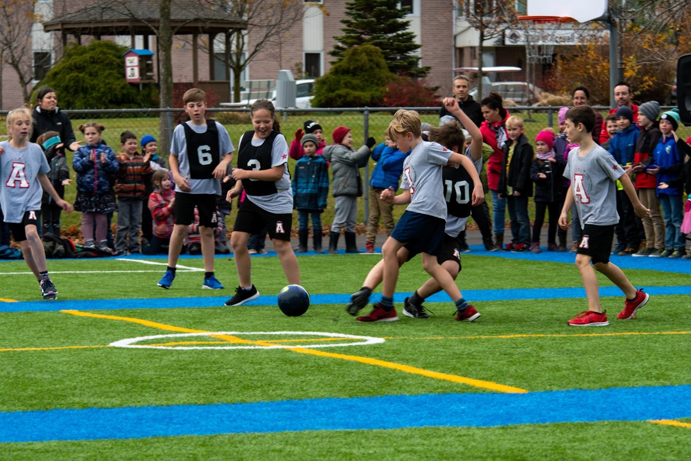 L'école L'Aquarelle inaugure son nouveau terrain de soccer à Saint-Bernard