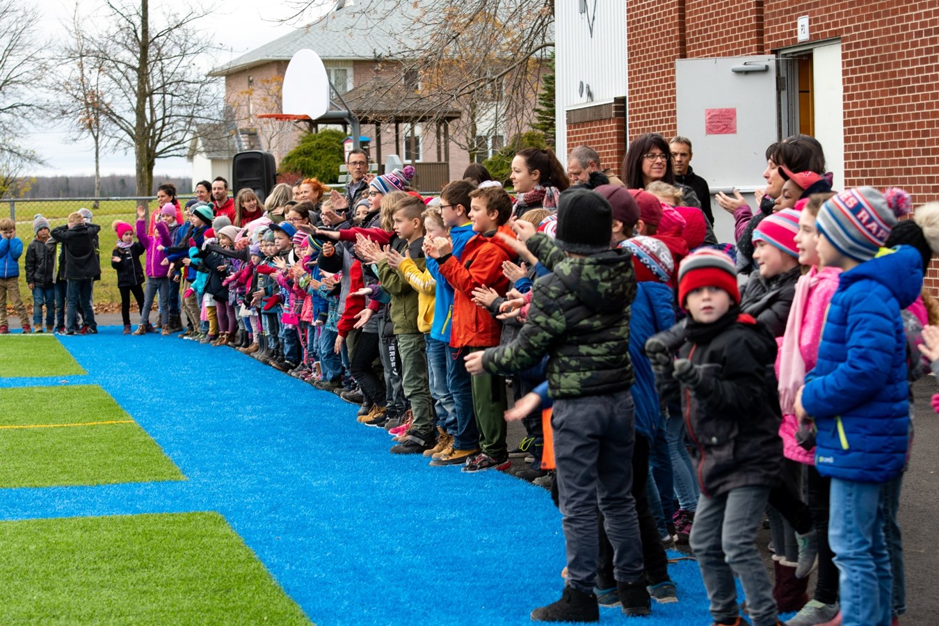 L'école L'Aquarelle inaugure son nouveau terrain de soccer à Saint-Bernard