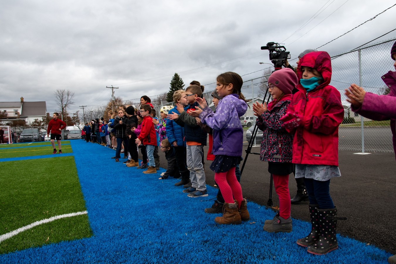L'école L'Aquarelle inaugure son nouveau terrain de soccer à Saint-Bernard