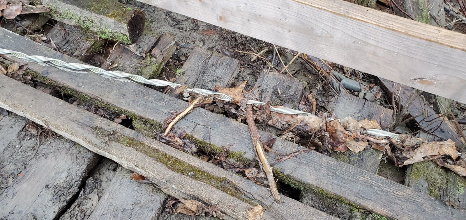 Photo-reportage : les dommages causés à la passerelle pour motoneiges