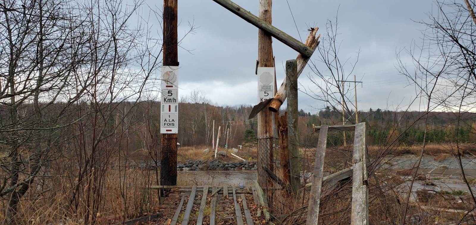 Photo-reportage : les dommages causés à la passerelle pour motoneiges