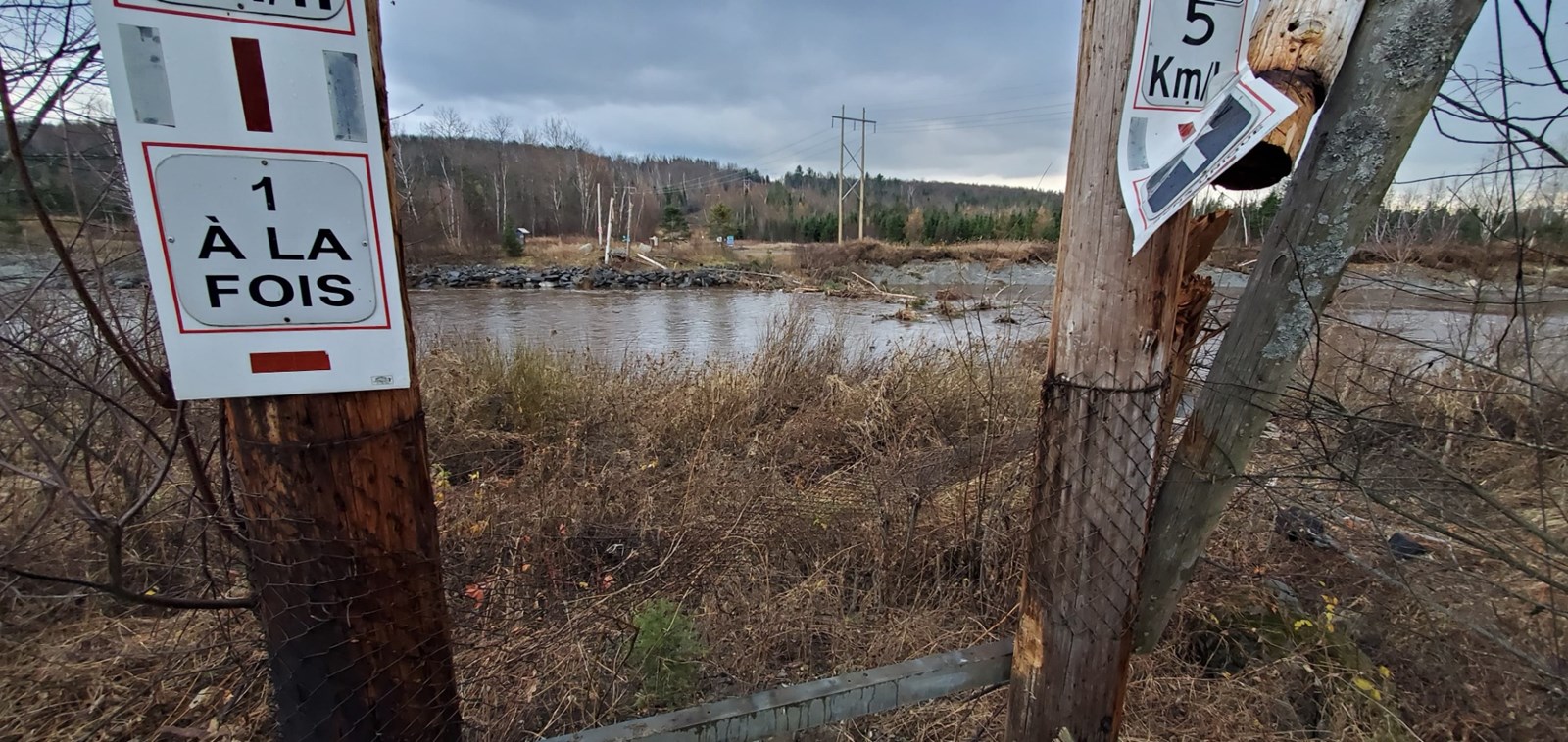 Photo-reportage : les dommages causés à la passerelle pour motoneiges
